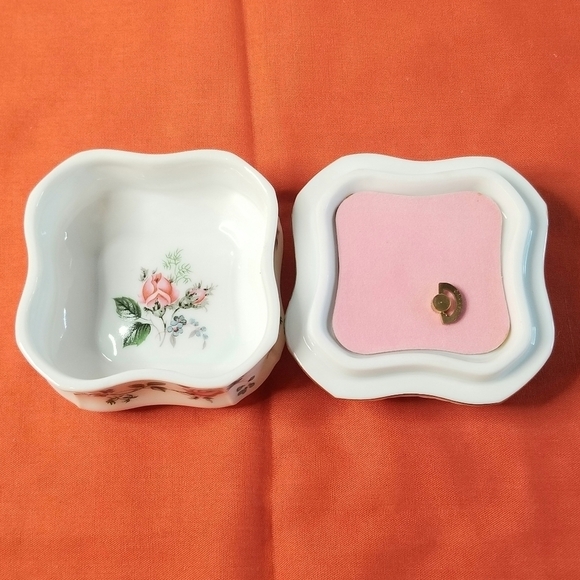 Heritage House Collector Edition Fine Porcelain Floral Square Music Box Trinket - Picture 6 of 9